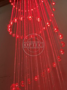 Żyrandol światłowodowy SPIRALA 60cm 2m 100 punktów. Widok po skosie. Barwa światła czerwona.