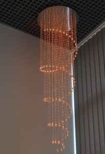 Żyrandol światłowodowy SPIRALA 60cm 2m 100 punktów. Widok po skosie z boku. Barwa światła czerwona.